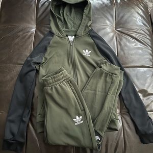 [adidas] Tracksuit w/pants and matching hoodie (M)